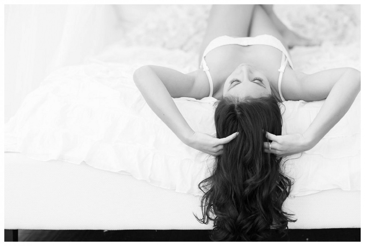 40 Best Boudoir Poses for Women for a Successful Photoshoot